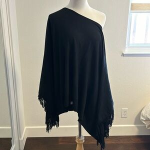 Black poncho in soft fabric with fun fringe. Fun and stylish layer
